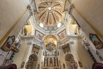 Fototapeta na wymiar Interno Chiesa di San Michele nel quartiere stampare a Cagliari