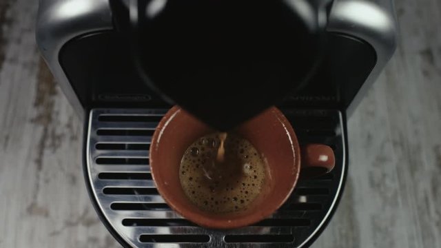 Preparaci&oacute;n caf&eacute; expr&eacute;s en c&aacute;psula con audio zenital