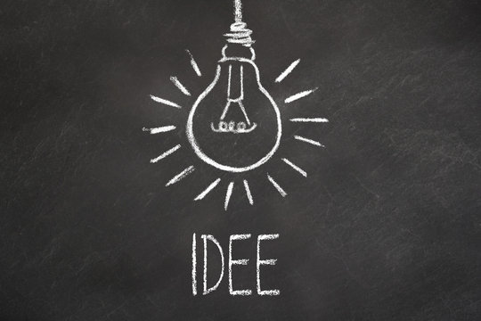 Schriftzug "Idee" und Gl&uuml;hbirne auf Kreidetafel 