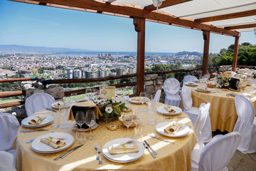 Allestimento di un pranzo per matrimonio matrimonio vista città di cagliari