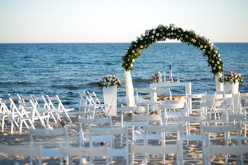 Allestimento di un matrimonio in riva al mare