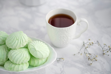 Apple marshmallow with tea