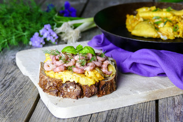 Prawns and scrambled eggs on German bread