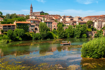 Obraz na płótnie Canvas boat trip on the river Tarn in the city of Albi
