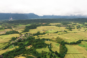 Obraz premium Countryside surrounded by rice fields and mountain