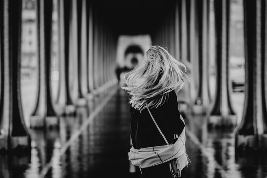 Parisienne sous les ponts de Paris