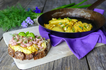 Leichtes, rustikales Ei und Krabben Brot