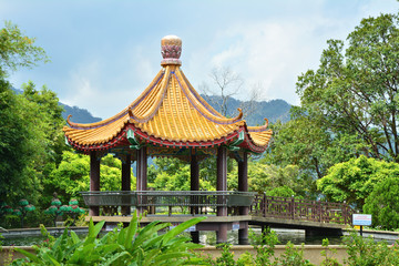 Obraz premium Pavilion over pond in Kek Lok Si temple garden