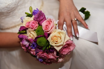 Obraz na płótnie Canvas simple bridal bouquet of roses