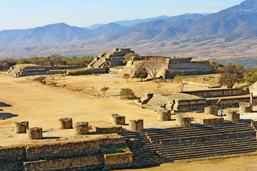 Monte Albán- a large pre-Columbian archaeological site  in  Mexican state of Oaxaca 
 - obrazy, fototapety, plakaty
