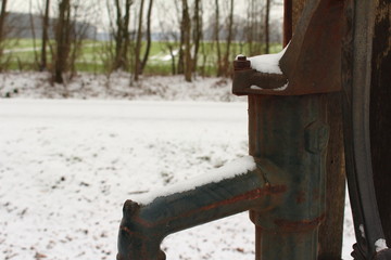 Schnee auf der Wasserrohr
