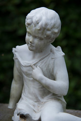 Kleines Mädchen mit lockigem Haar