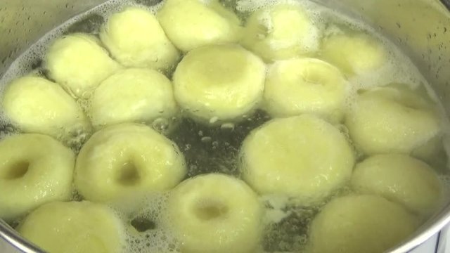 gotowanie klusek śląskich