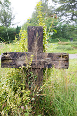 Altes Grabkreuz aus Holz
