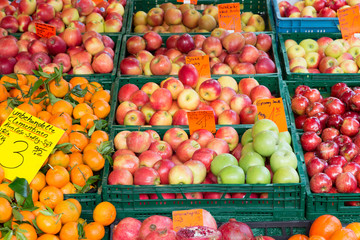 Sale of fruits in the market. On the plates are written the names of fruits in German