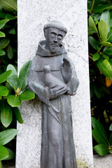 Statue Priester mit Taube