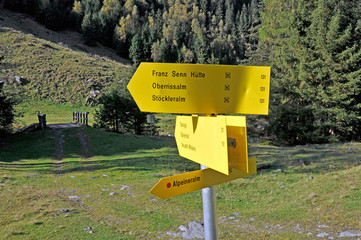 wanderwegweiser im obergergtal im stubaital