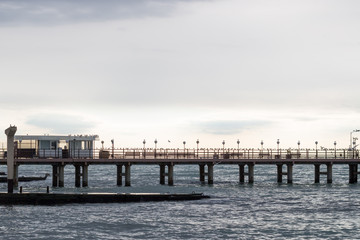 Obraz premium Waves on the sea near the pier overcast