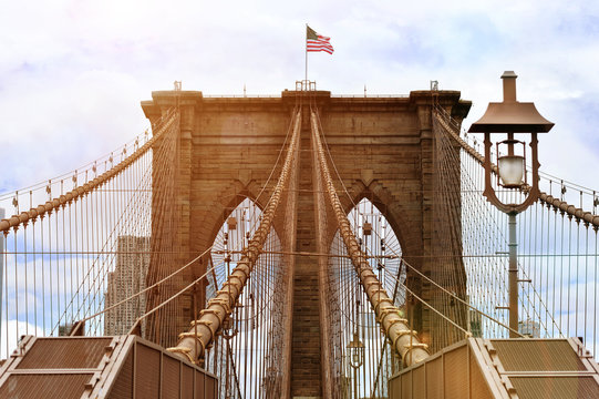 Fototapeta Brooklyn bridge with united states flag on top