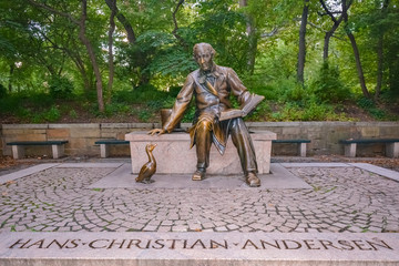Hans Christian Andersen statue, Central Park, New York City,  United States - obrazy, fototapety, plakaty