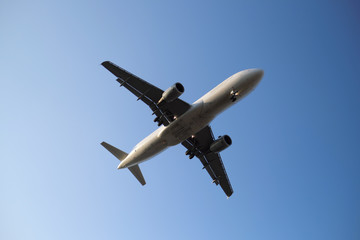 Flugzeug mit ausgefahrenem Fahrwerk - Stockfoto