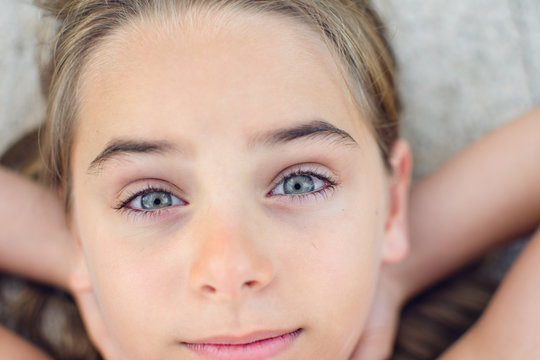 Olhar firme de crian&ccedil;a menina