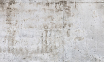 mur en béton brut avec traces d'humidité en surface
