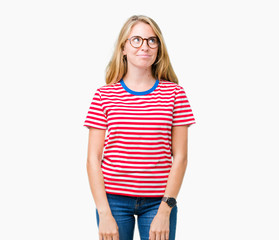 Obraz premium Beautiful young woman wearing glasses over isolated background smiling looking side and staring away thinking.