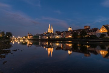 Fototapeta na wymiar Niedriger Wasserpegel der Donau mit Blick auf den Dom in Regensburg, Deutschland