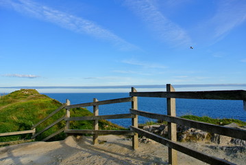 Fototapeta na wymiar Zaun an der Küste von Südengland, Lulworth Cove