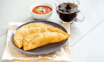 Pastel tradicional para el desayuno en mesa de madera moderna