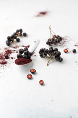 Aroniabeeren und Aroniapulver