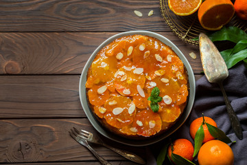 Cake with orange gelatin and almonds