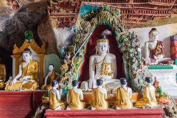 Fototapeta premium Buddha statues in Kawgun cave near Hpa An, Myanmar