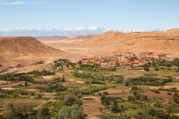 Paisaje de un valle entre el desierto y las montañas