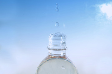 ペットボトルからあがる水滴