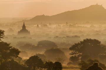 Obraz premium Skyline of temples and pagodas in Bagan, Myanmar
