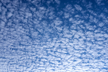 Blauer Himmel bedeckt von traumhaften Schäferwolken