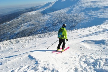 Fototapeta na wymiar Narciarz na stoku narciarskim