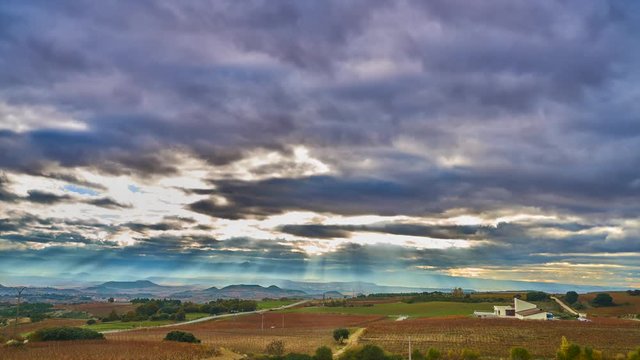 Rayos de sol entre las nubes