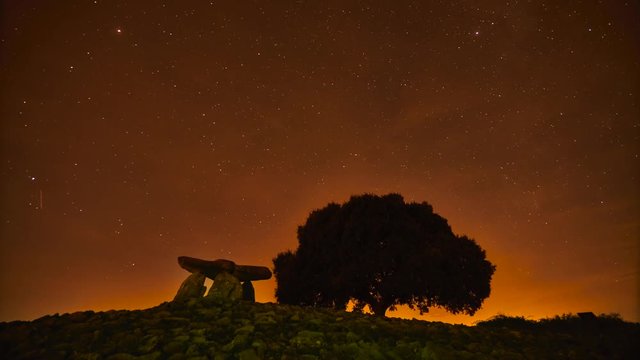 Estrellas sobre dolmen y &aacute;rbol