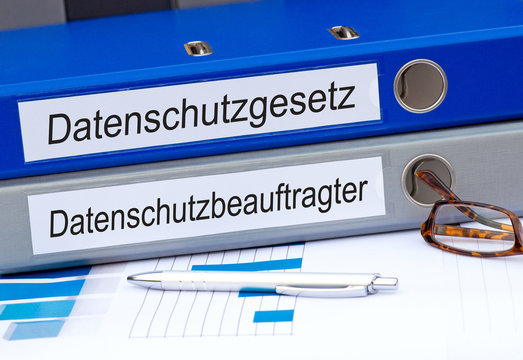 Datenschutzgesetz, Datenschutzbeauftragter, Datenschutz, DSGVO, zwei Ordner auf Schreibtisch im B&uuml;ro