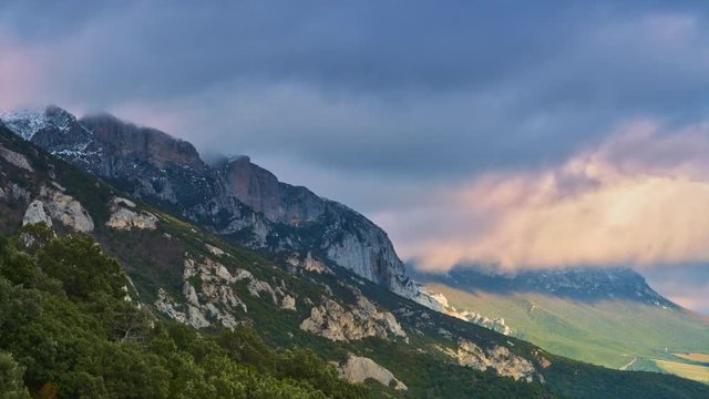 Nubes sobre la monta&ntilde;a