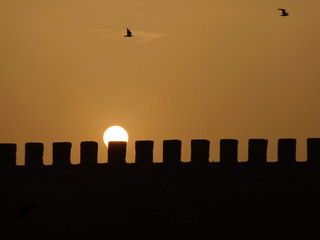 Festungswall in Essaouira (Marokko) während Sonnenuntergang