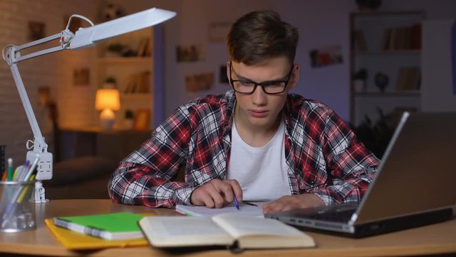 Overloaded student trying to do assignment, feeling confused, project deadline