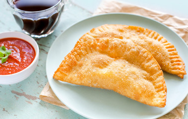 Pastel tradicional para el desayuno en mesa de madera moderna