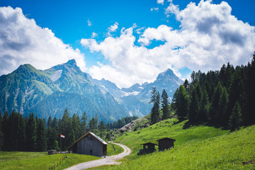 Fototapeta na wymiar Landschaftsbild mit Bergen und einer Hütte