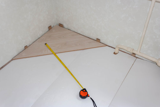 Start of work from the corner of the room for laying laminate on the substrate at a diagonal of 45 degrees.