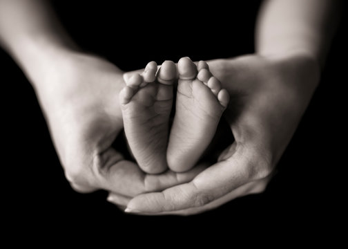baby feet, mother and baby, black and white, newborn photography, parenting, hands and feet