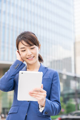 ビジネスウーマン　タブレット